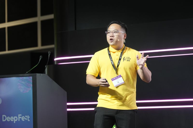 Matthew Lee pitching Fill Easy at LEAP East Hong Kong